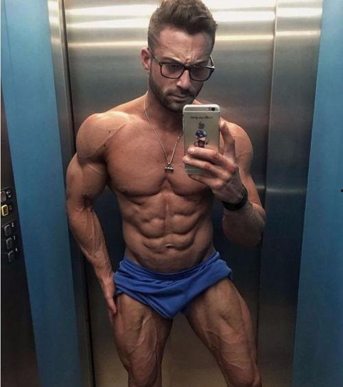 给肌肉男按摩视频,缓解疲劳,重塑健康体态