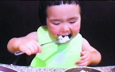 吃饭的小女孩视频,小女孩吃饭视频感动网友